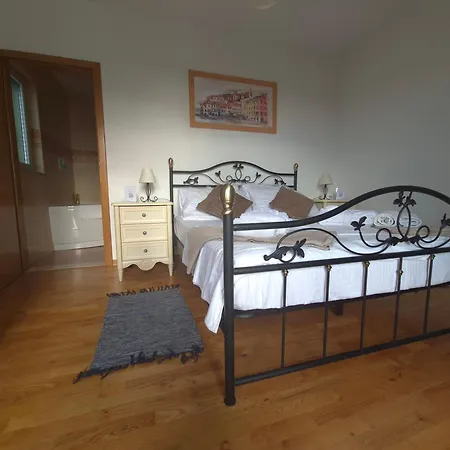Sealuxe With Heated Pool And Sea View 아파트 트로기르