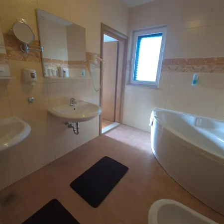Sealuxe With Heated Pool And Sea View * 트로기르