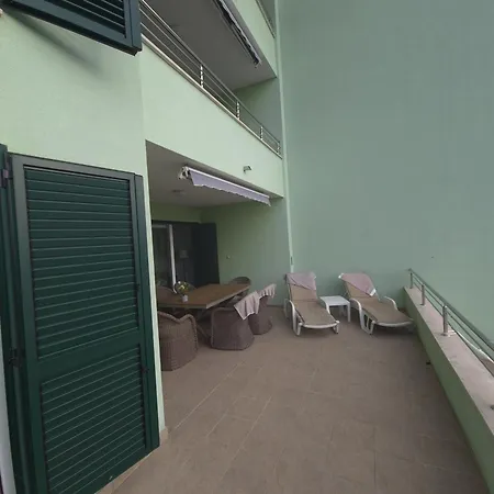 Sealuxe With Heated Pool And Sea View 아파트 트로기르