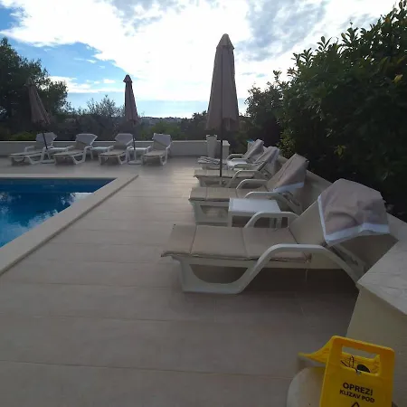 Sealuxe With Heated Pool And Sea View 트로기르