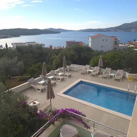 Sealuxe With Heated Pool And Sea View Appartement Trogir