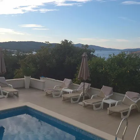 Apartment Sealuxe With Heated Pool And Sea View