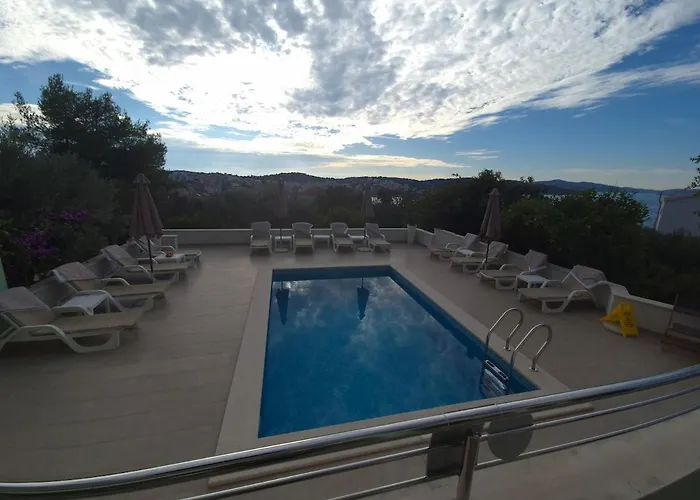 Sealuxe With Heated Pool And Sea View Apartment
