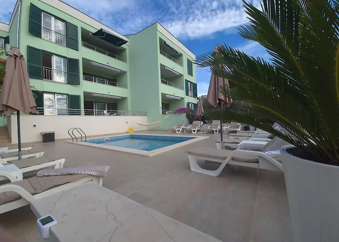 Apartment Sealuxe With Heated Pool And Sea View Trogir